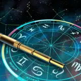 Złoty teleskop na tle koła zodiaku i konstelacji.