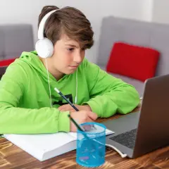 Ile kosztuje szkoła w chmurze? Sprawdź ceny, korzyści i wady nauki online