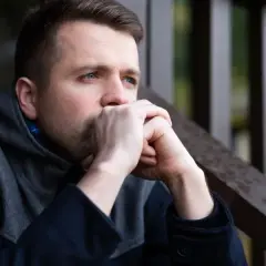 Jak wyglądają etapy rozstania u faceta? Fazy po rozstaniu mężczyzny.