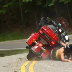 Niebezpieczne zjawisko shimmy: jak rozpoznać i zapobiec drganiom motocykla