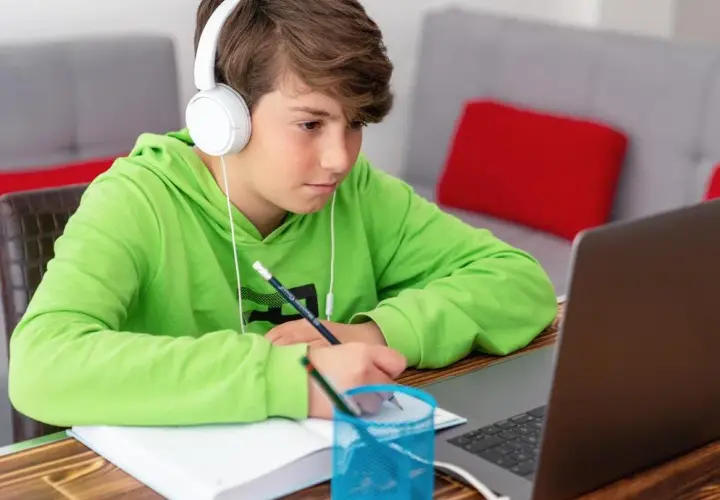 Ile kosztuje szkoła w chmurze? Sprawdź ceny, korzyści i wady nauki online