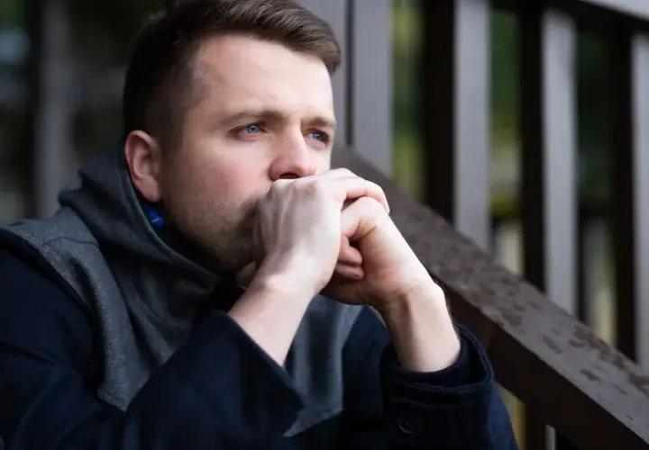 Jak wyglądają etapy rozstania u faceta? Fazy po rozstaniu mężczyzny.