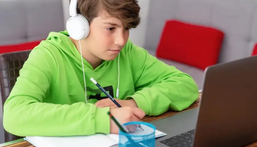 Ile kosztuje szkoła w chmurze? Sprawdź ceny, korzyści i wady nauki online