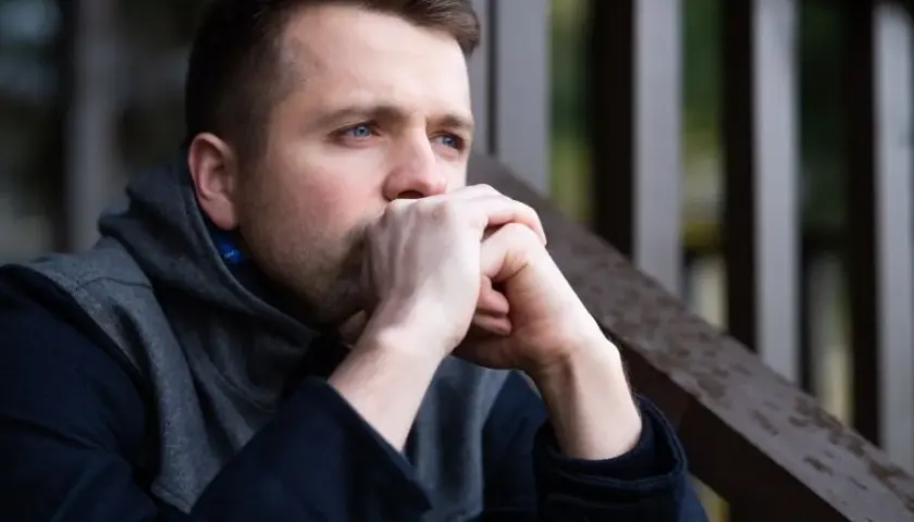 Jak wyglądają etapy rozstania u faceta? Fazy po rozstaniu mężczyzny.
